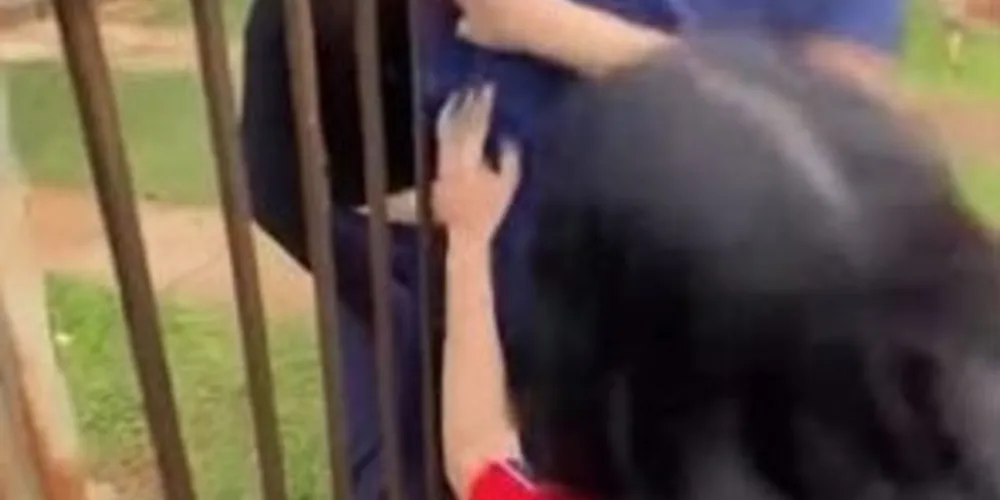 Jovem é agarrada pela roupa e golpeada na cabeça