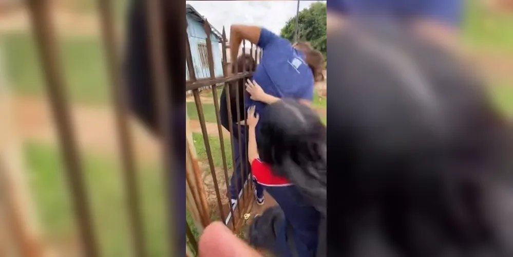 Jovem é agarrada pela roupa e golpeada na cabeça