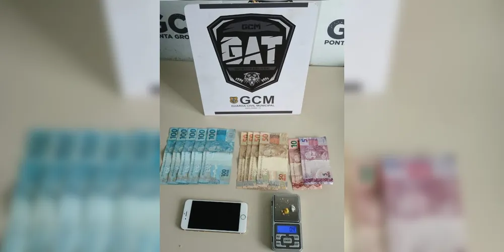 Celular, drogas e dinheiro foram apreendidos
