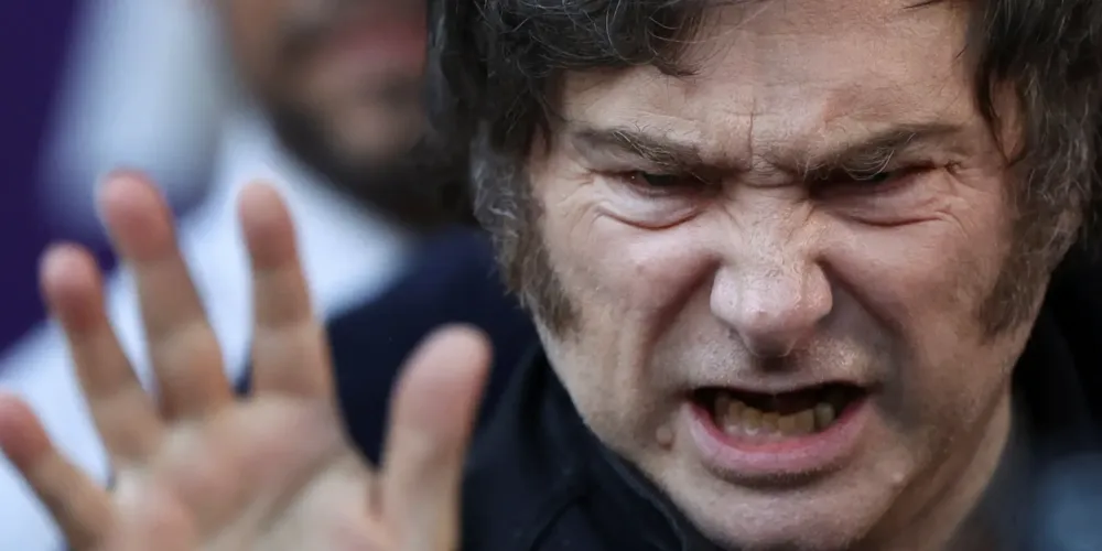 Derrota do partido de Javier Milei, junto a escândalo de corrupção, influencia na queda da bolsa e valor do peso argentino.