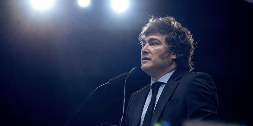 Presidente da Argentina Javier Milei tem imagem desgastada após denúncias.