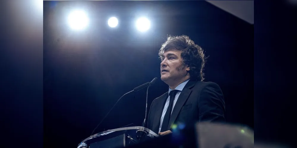 Presidente da Argentina Javier Milei tem imagem desgastada após denúncias.