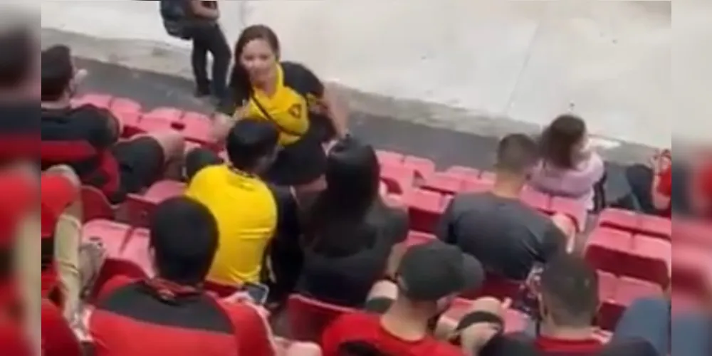 Mulher flagra suposta traição durante jogo