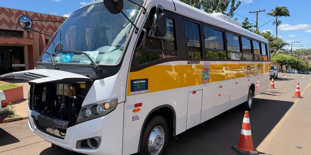 Novo ônibus da APAE de Bandeirantes foi entregue ao município nesta segunda-feira (20)