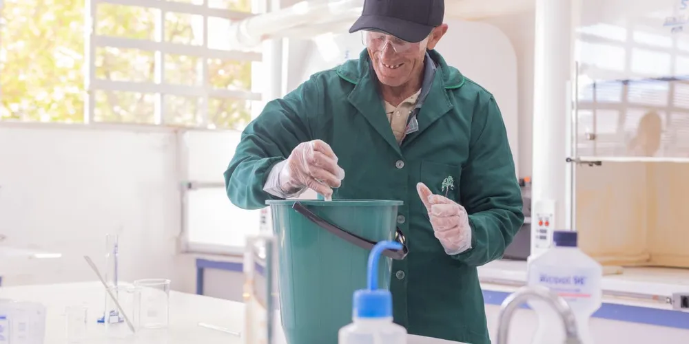 Funcionário da empresa realizando teste