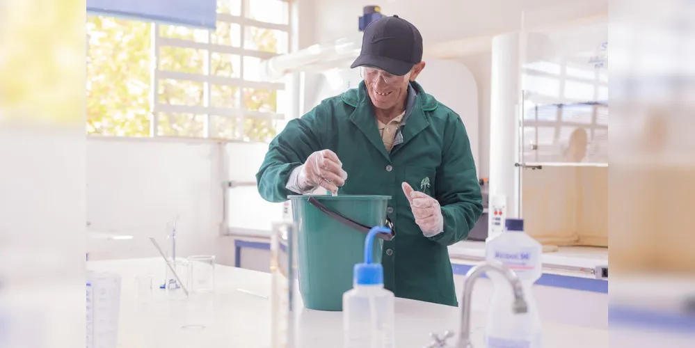 Funcionário da empresa realizando teste