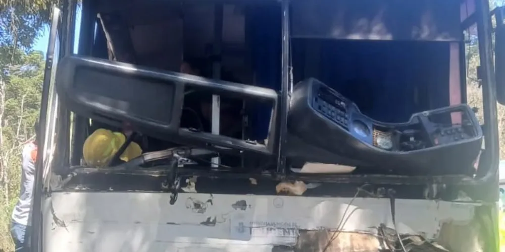 Um carro de modelo Vectra, um caminhão e um ônibus estiveram envolvidos no acidente.