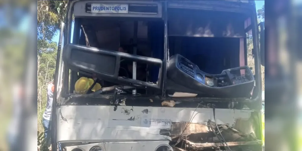 Um carro de modelo Vectra, um caminhão e um ônibus estiveram envolvidos no acidente.