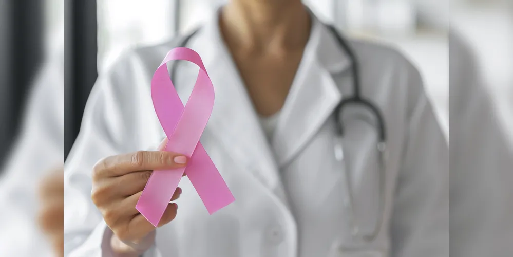 O exame de rastreio indicado é a mamografia, recomendada a partir dos 50 anos, ou aos 40 anos para quem possui histórico familiar