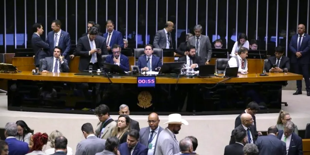 Texto permite que deputados e senadores barrem a prisão de colegas