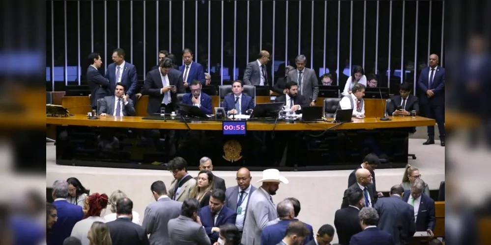 Texto permite que deputados e senadores barrem a prisão de colegas