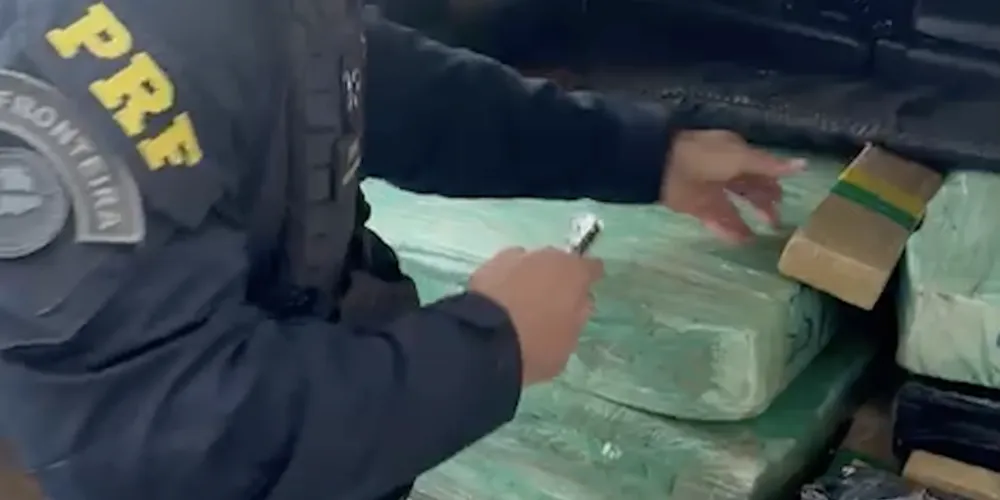 Ao todo, foram apreendidos 177 quilos de maconha, um fuzil e 25 munições