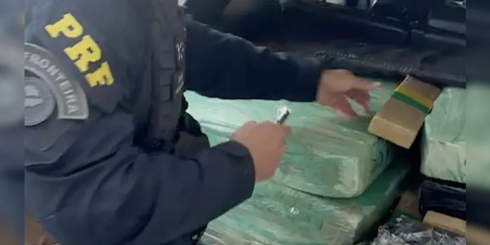 Ao todo, foram apreendidos 177 quilos de maconha, um fuzil e 25 munições
