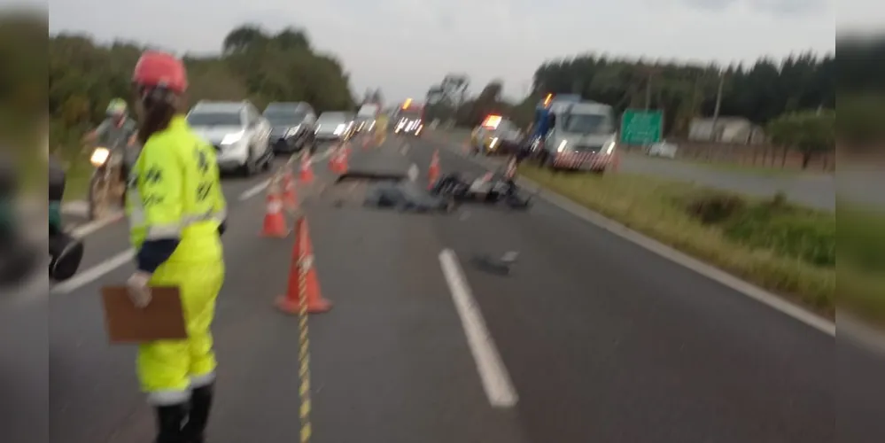 Agentes da Polícia Rodoviária Estadual (PRE) prestam atendimento no local