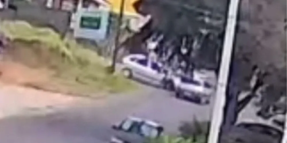 Colisão ocorreu no cruzamento da rua Segismundo Romanowski com a rua Dr. Miguel Quadros