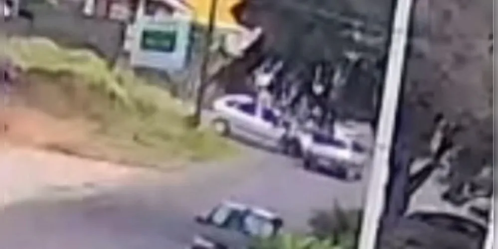 Colisão ocorreu no cruzamento da rua Segismundo Romanowski com a rua Dr. Miguel Quadros