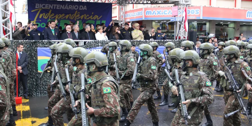 O desfile inicia às 10h após a execução dos hinos Nacional e da Independência.