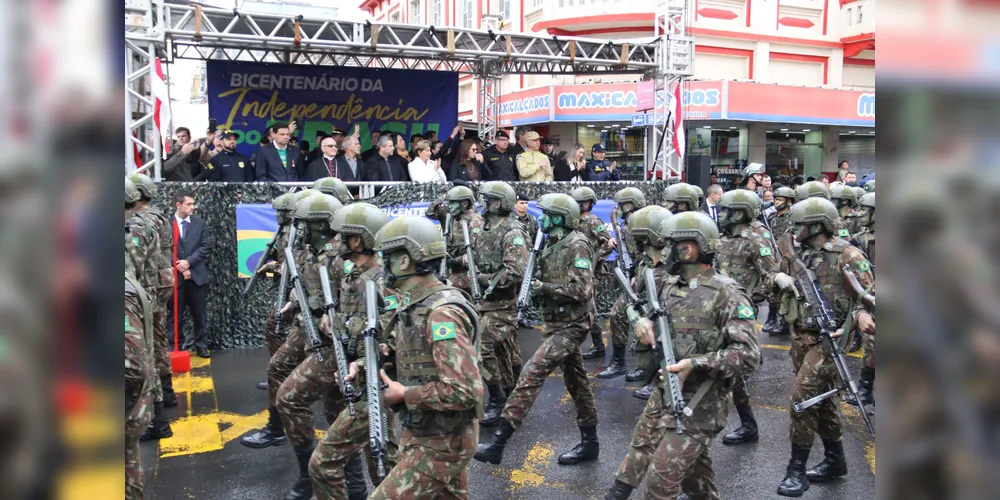 O desfile inicia às 10h após a execução dos hinos Nacional e da Independência.