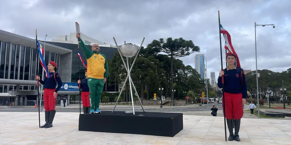 Momento em que Edgar acende a pira