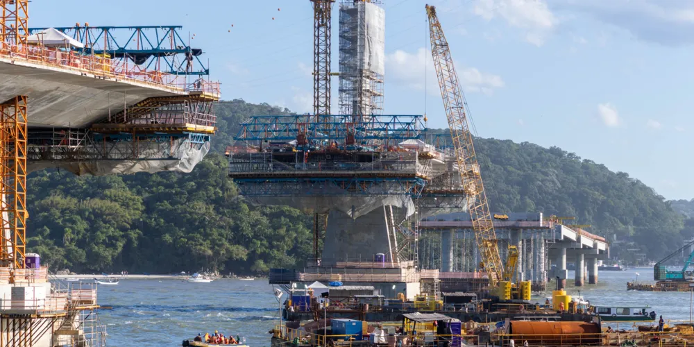 Orçada em quase R$ 400 milhões a obra segue com frentes de trabalho intensas tanto na estrutura principal quanto nos acessos de Guaratuba e Matinhos