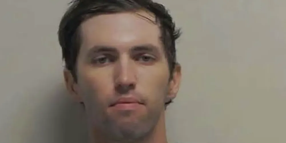 Tyler Robinson, de 22 anos, tinha cartuchos de balas com inscrições "Ei, fascista! Pegue!" e "Se você leu isso, é gay"