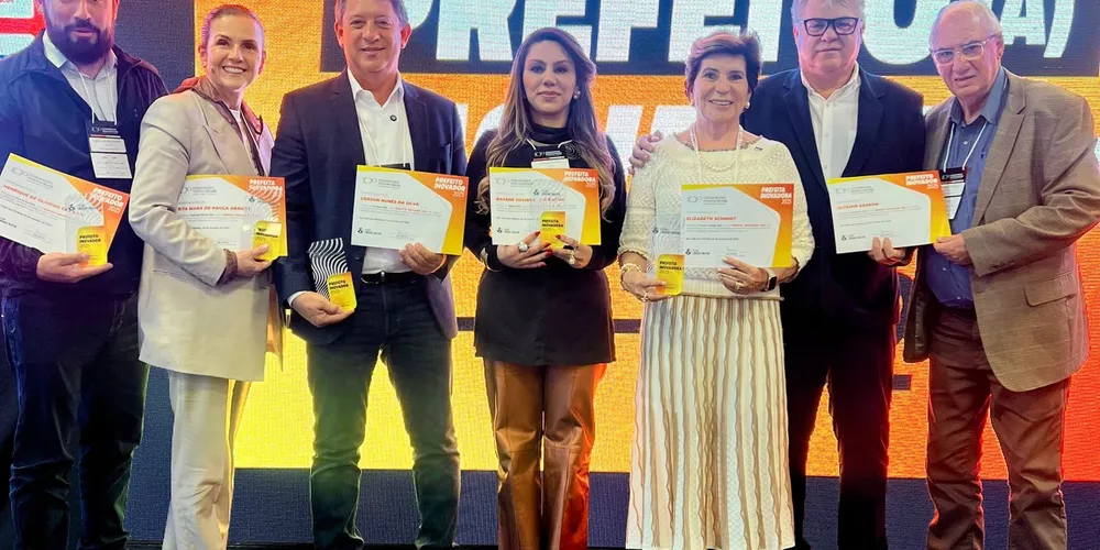 Sete prefeitos da Associação dos Municípios dos Campos Gerais (AMCG) foram homenageados