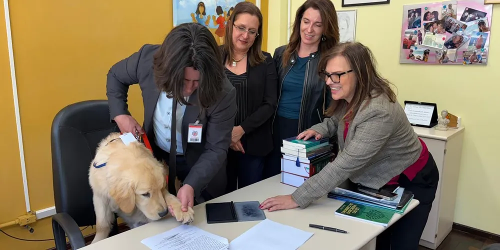 O cão Teddy realizando a "assinatura" dos documentos