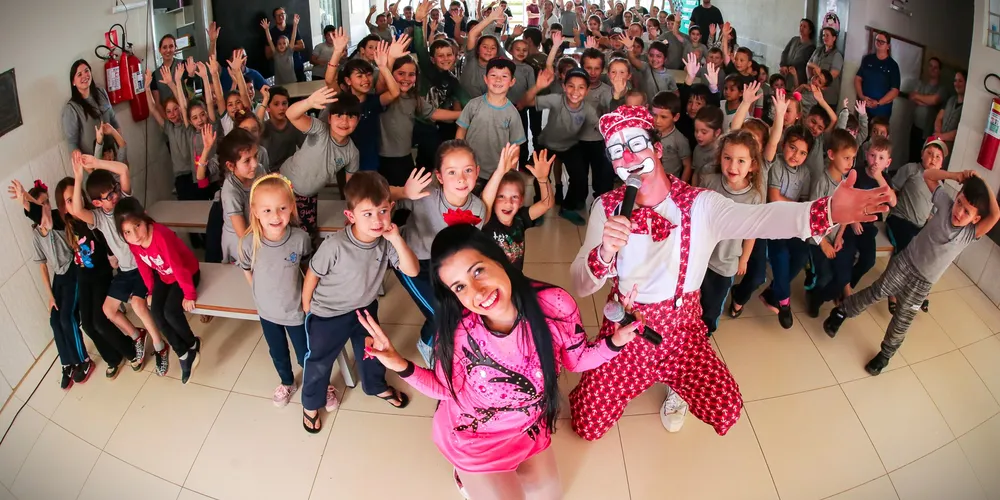 Geovana e Robert Salgueiro levaram o projeto aos estudantes