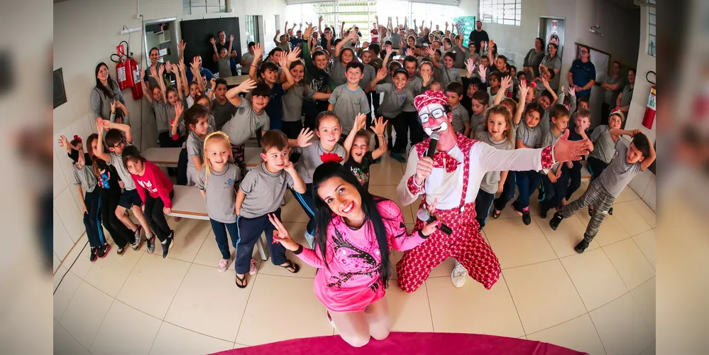 Geovana e Robert Salgueiro levaram o projeto aos estudantes