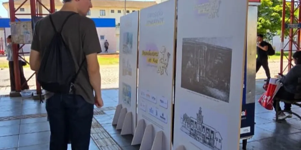 A seleção de desenhos apresenta 20 registros de diferentes pontos da cidade