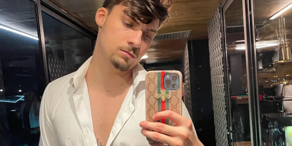 Vereador em registro pessoal para as redes sociais