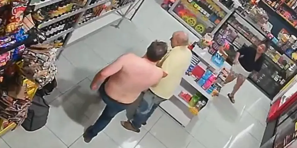 O empresário perseguiu o idoso de 70 anos até uma conveniência, onde populares interviram na situação
