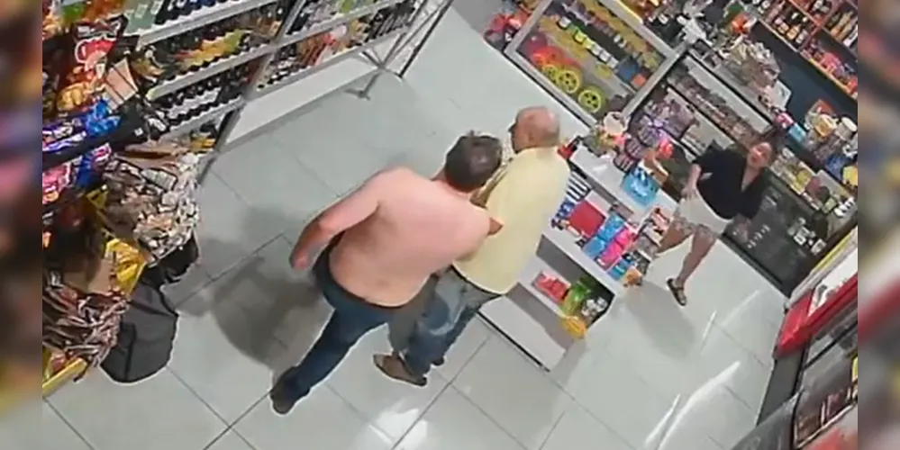 O empresário perseguiu o idoso de 70 anos até uma conveniência, onde populares interviram na situação