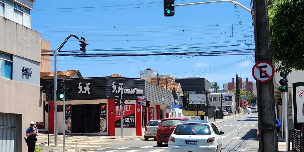 Os agentes orientam motoristas enquanto equipes trabalham para restabelecer o sistema