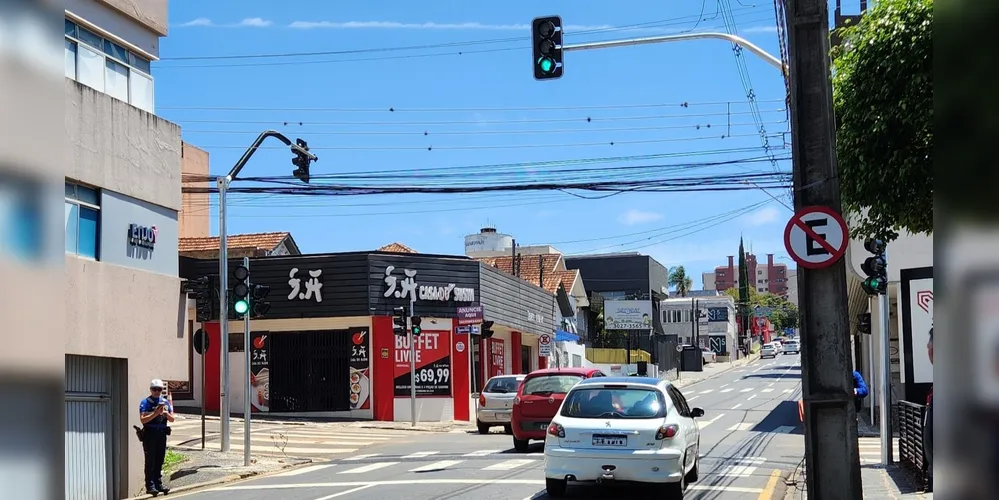 Os agentes orientam motoristas enquanto equipes trabalham para restabelecer o sistema