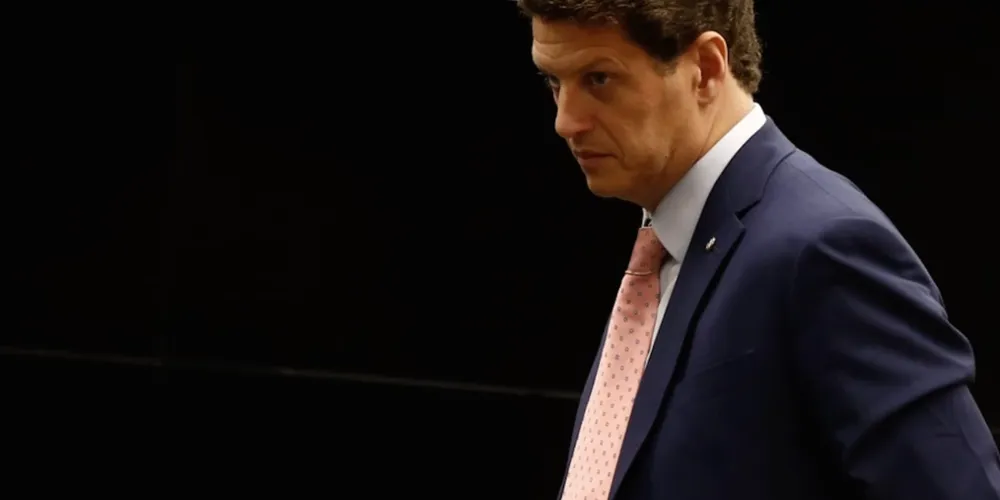 Ricardo Salles (Novo) está sendo investigado por envolvimento em esquema para facilitar o contrabando de produtos florestais.