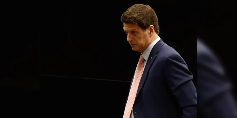 Ricardo Salles (Novo) está sendo investigado por envolvimento em esquema para facilitar o contrabando de produtos florestais.