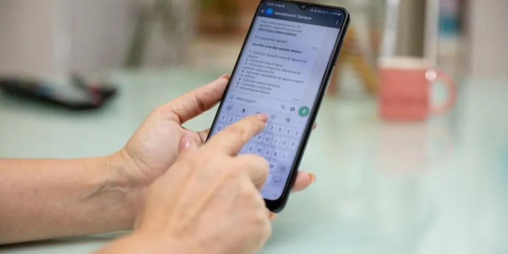 Cliente da Sanepar sendo atendido via WhatsApp