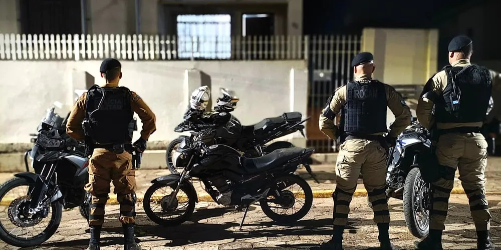 Agentes de segurança realizaram a apreensão da motocicleta neste domingo (21)