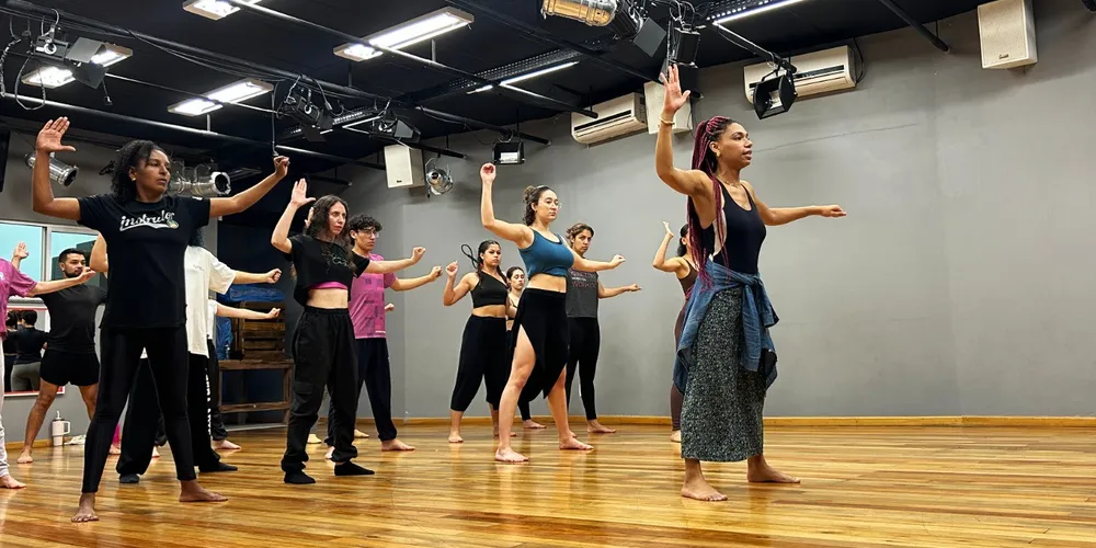 Durante a atividade, movimentos inspirados em práticas agrícolas, como cortar a cana, ganharam significado artístico