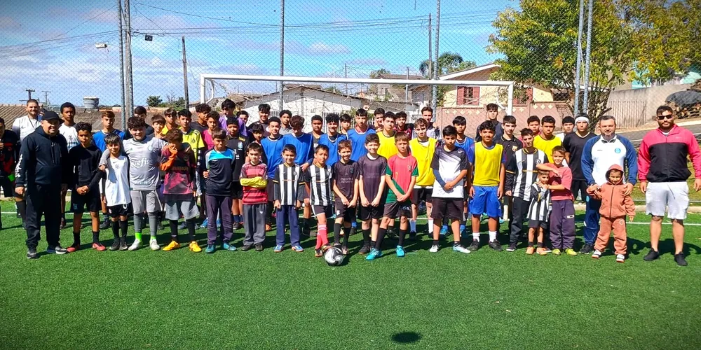 Vários atletas participaram da 'peneira' de futebol
