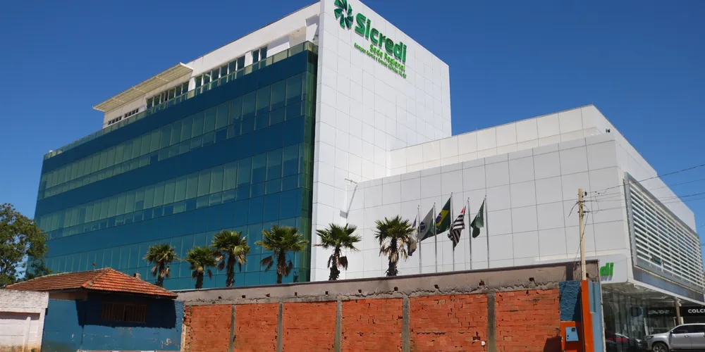 Primeiro imóvel demolido ficava ao lado da sede, na avenida Ernesto Vilela