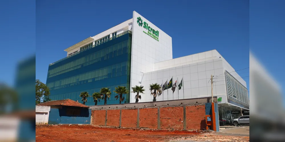 Primeiro imóvel demolido ficava ao lado da sede, na avenida Ernesto Vilela