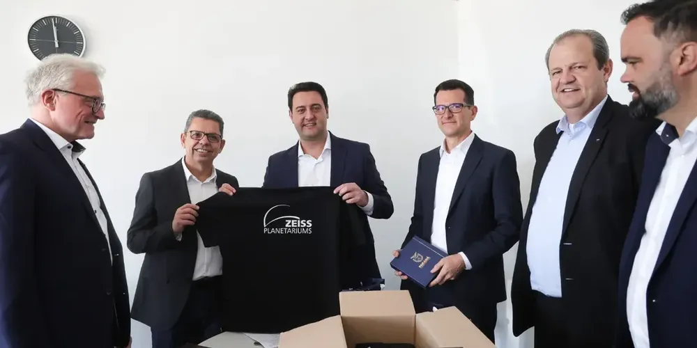 Na imagem: o reitor Miguel Sanches, o governador Ratinho Júnior (PSD), os secretários Aldo Bona e Roni Miranda, e o presidente mundial da Carl Zeiss.