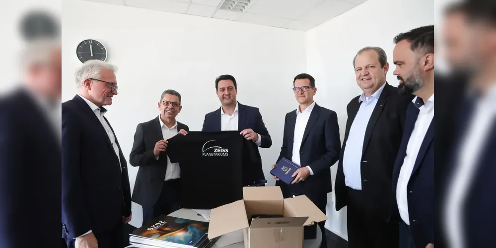 Na imagem: o reitor Miguel Sanches, o governador Ratinho Júnior (PSD), os secretários Aldo Bona e Roni Miranda, e o presidente mundial da Carl Zeiss.