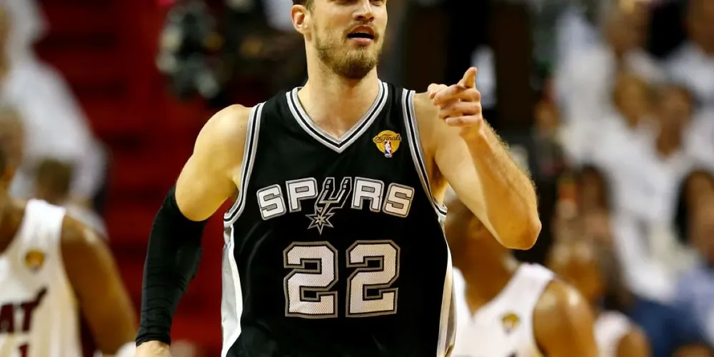 Tiago Splitter foi o primeiro brasileiro a ser campeão da NBA