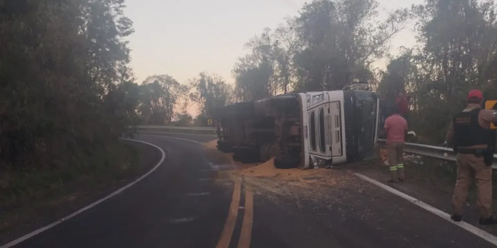 O caminhão ficou tombado em parte da pista