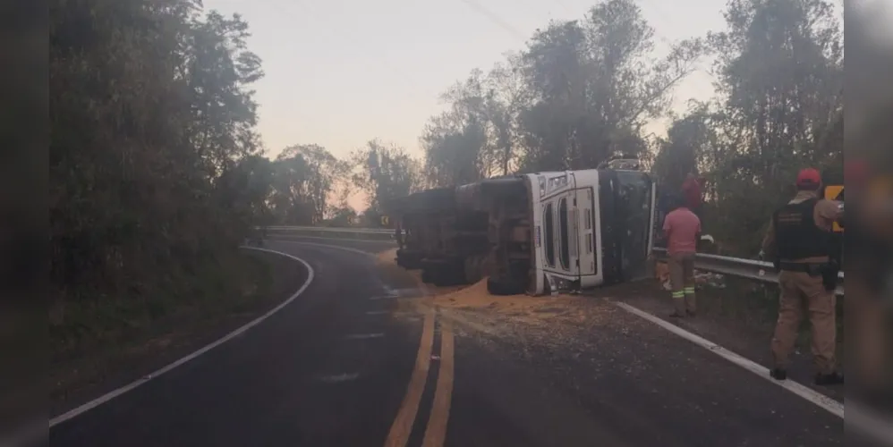 O caminhão ficou tombado em parte da pista
