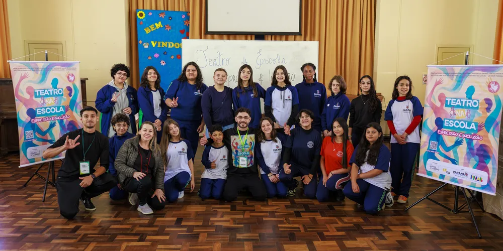 As atividades envolvem exercícios práticos, improvisação e dinâmicas em grupo, com foco na escuta, na criatividade e no trabalho coletivo