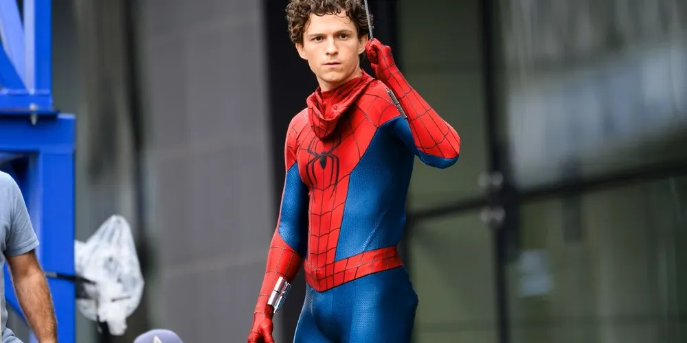 Tom Holland durante gravações  do filme Homem-Aranha: Um Novo Dia